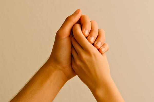 Gros plan artistique sur deux mains entrelacées