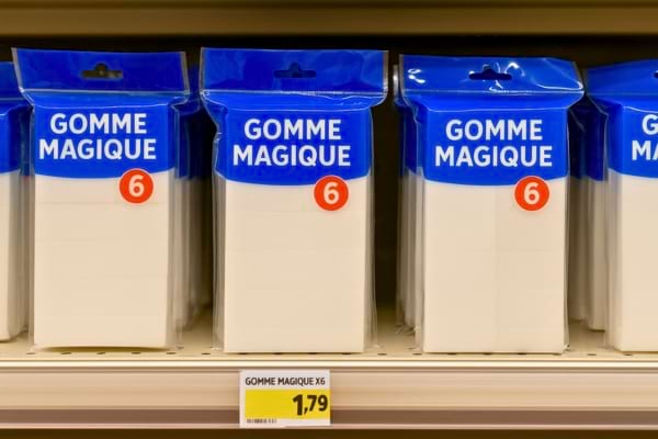 rayon de supermarché avec des éponges à mélamine en vente