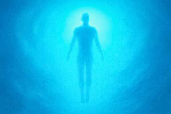 Personne flottant dans une douce lumière blanche, expérience symbolique proche de la mort