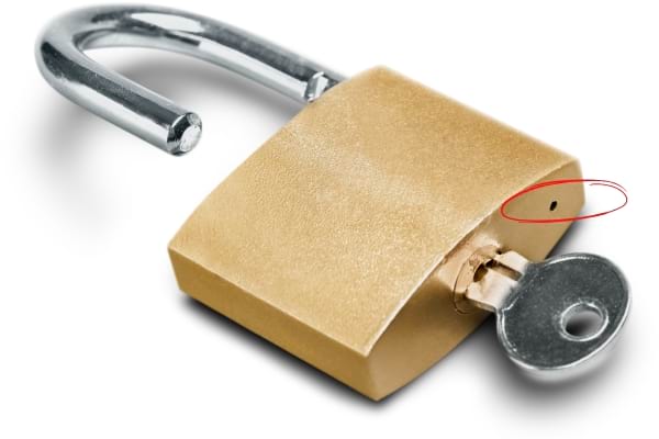 un cadenas avec un petit trou