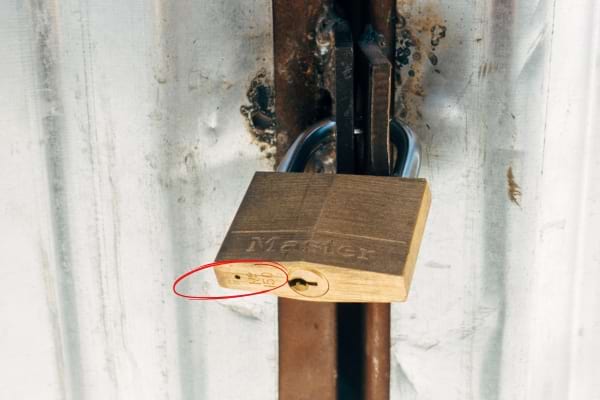 Un cadenas ext&eacute;rieur avec un petit trou