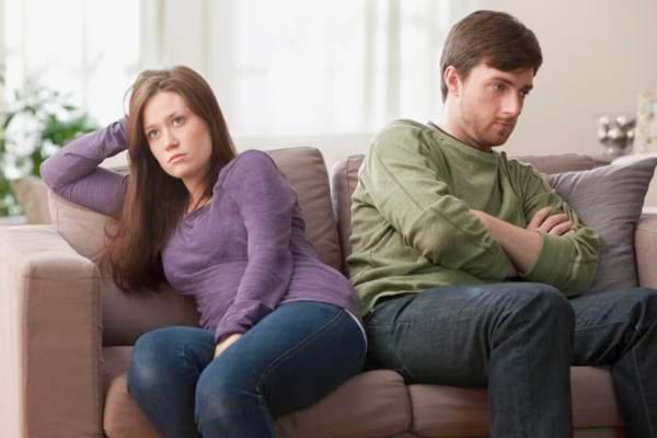 Une femme et un homme ayant une relation sentimentale qui se dégrade