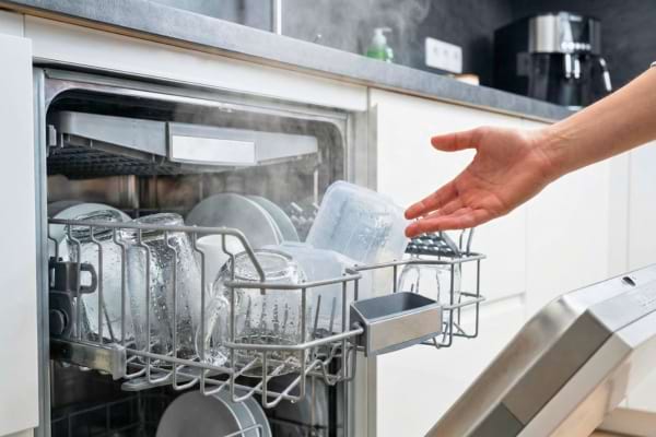 De la vaisselle trempée après un cycle de lave vaisselle