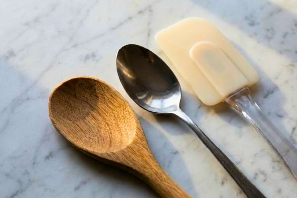 3 cuillères de différents matériaux alignées