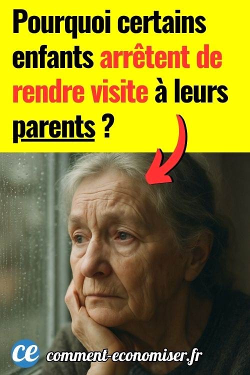 Une femme âgée qui regarde par la fenêtre avec un air pensif et triste