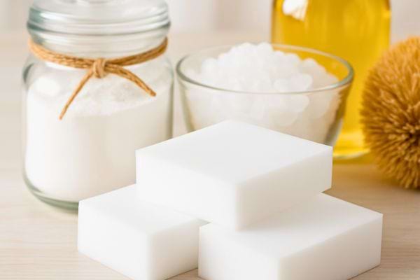 Eponges magiques posees avec des ingredients naturels comme bicarbonate et savon.