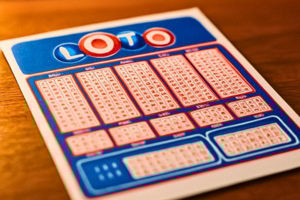 Une grille officielle de loto est posée sur une table en gros plan.
