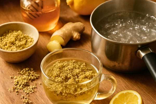 Une infusion de sureau est preparee avec citron, gingembre, miel et eau chaude.