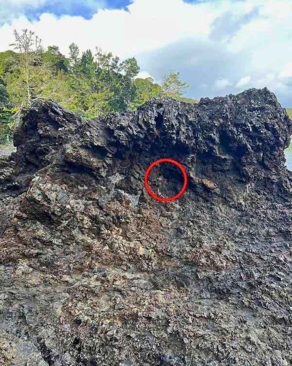 La solution du défi visuel qui consiste à trouver une fille cachée dans un photo d'un rocher