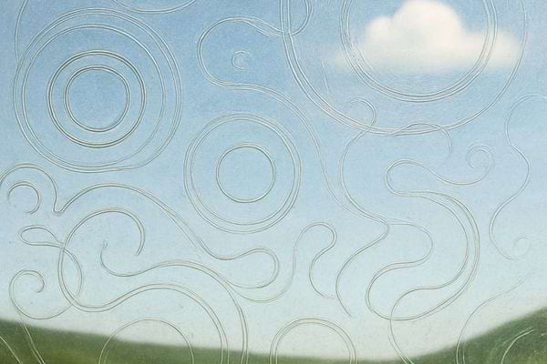 Une vitre sale remplie de marques circulaires et spirales laissant voir le ciel derri&egrave;re.