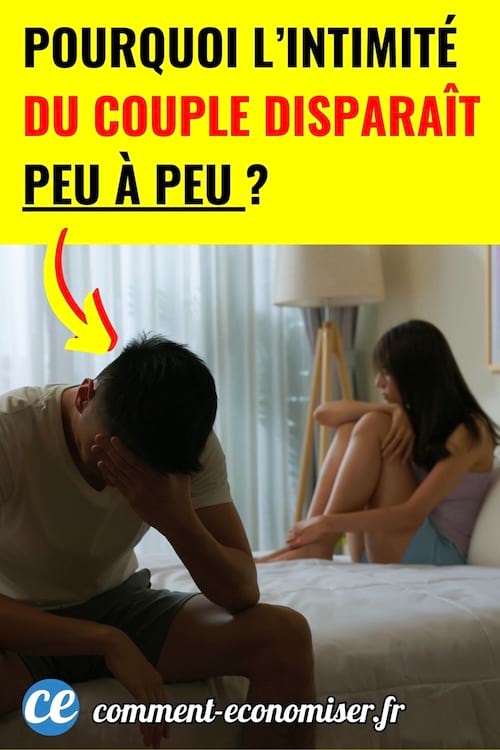 un homme et une femme qui s'ignorent assis sur un lit