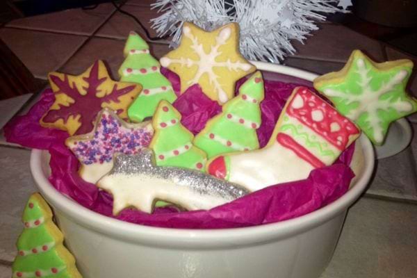 des sablés de Noël avec un glaçage coloré