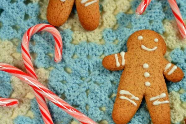 des biscuits de Noël en forme de bonhomme au pain d'épices