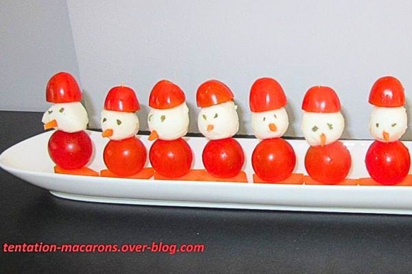 des brochettes bonhomme de neige faites avec de la mozzarella et des tomates cerises