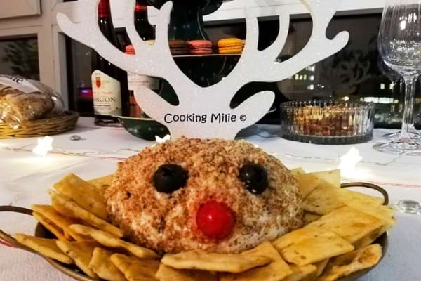 une boule de fromage en forme de renne pour n apéro de Noël