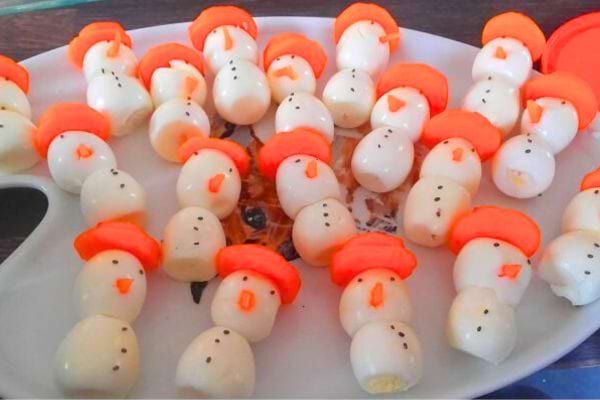des bonhommes de neige faits avec des oeufs de caille pour un apéro de Noël