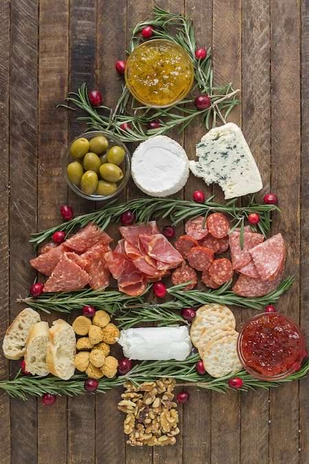 planche ap&eacute;ro de No&euml;l avec de la confiture, de la charcuterie et du fromage