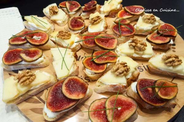 des crostinis au fromage à la figue et aux pommes avec des noix