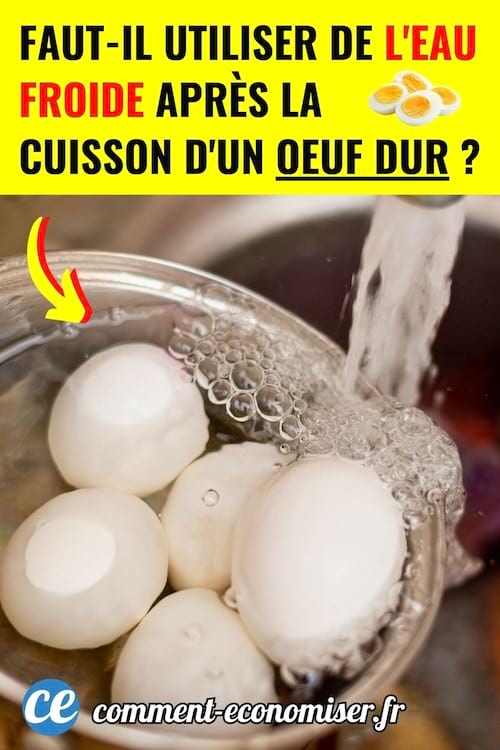 des oeufs durs dans une casserole sous un jet d'eau