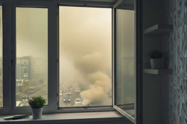 Une fenêtre ouverte sur un extérieur pollué