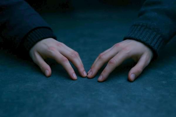 Une image avec deux mains qui ne se touchent pas qui symbolisent un couple qui est distant