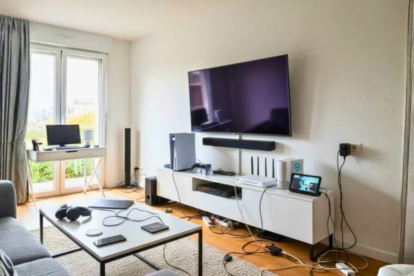 un salon avec plein d'appreils numériques branchés qui consomment beaucoup d'électricité
