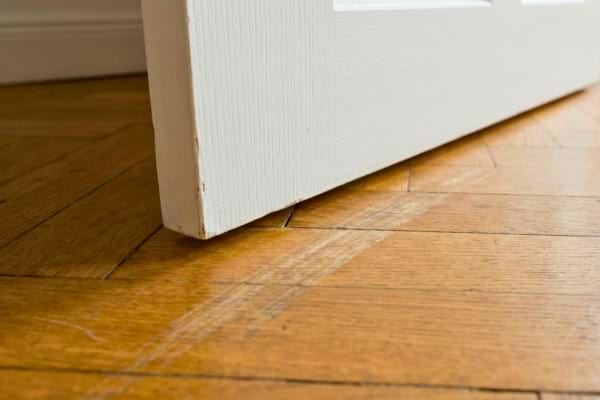 Une porte qui grince sur un parquet