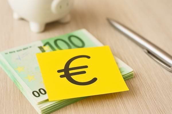 Une liasse de billets de 100€ symbolisant la règle de ce qu'il faut garder comme argent