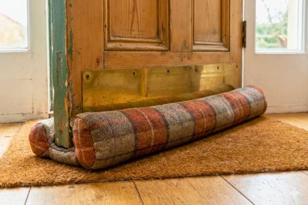 photo réaliste d’une porte d’entrée avec zoom sur un boudin de porte