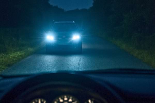 v&eacute;hicule en face avec phares LED blanc froid, l&eacute;ger flare lumineux