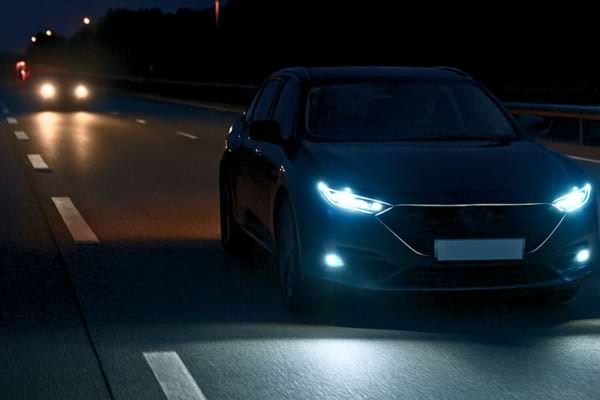 voiture moderne avec phares adaptatifs, faisceau d&eacute;coup&eacute; visible sur route