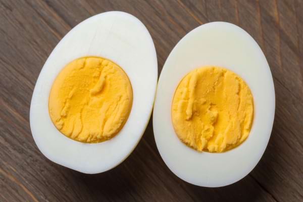 un &oelig;uf dur coup&eacute; en deux, blanc ferme et brillant, jaune bien cuit
