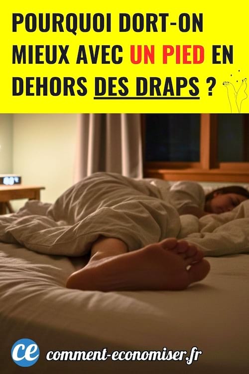une jeune femme dort avec un pied à l'air en dehors des draps