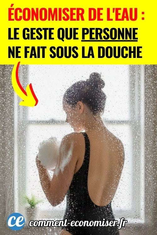 Une femme qui prend une douche en maillot de bain noir