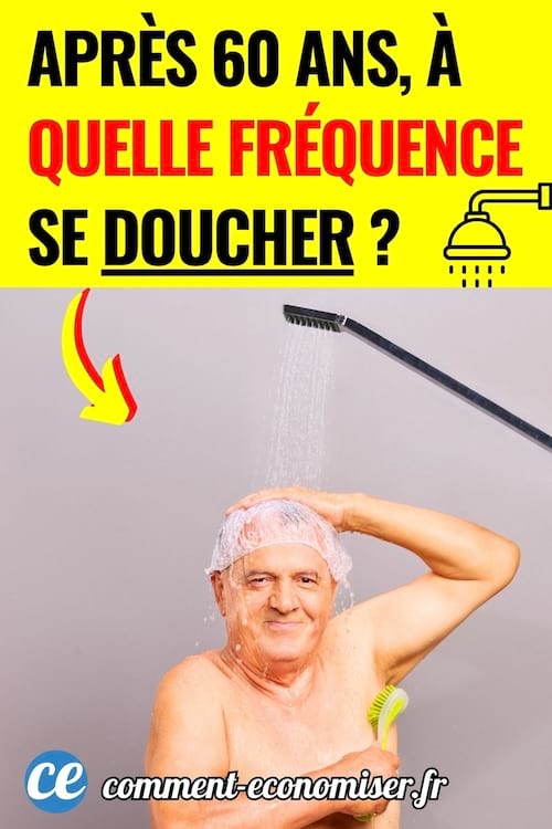 un homme âgé qui se douche