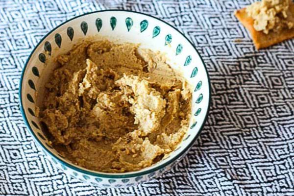 un houmous original aux oignons caramélisés pour un apéritif végétarien