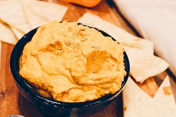 un houmous à la patate douce pour un apéritif végétarien et végan