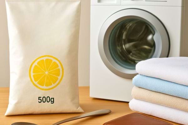 Un paquet de poudre au citrate de soude est posé devant une machine à laver avec du linge plié.