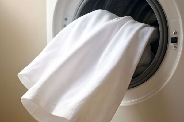 linge blanc propre sortant du tambour dune machine a laver apres cycle de lavage