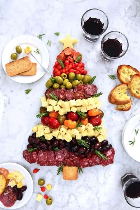une planche ap&eacute;ro de No&euml;l faite d'antipasti