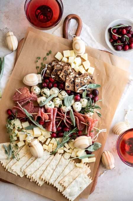 Planche ap&eacute;ro de No&euml;l avec de la charcuterie, du fromage et crakers