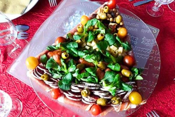 une planche ap&eacute;ro de No&euml;l rapide &agrave; faire en forme de sapin