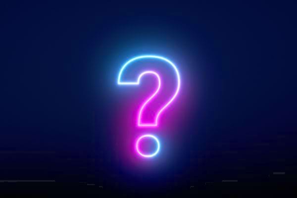 Un point d'interrogation neon rose et bleu brille sur un fond sombre.