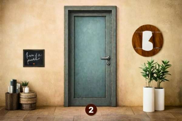 Une porte en m&eacute;tal bleue