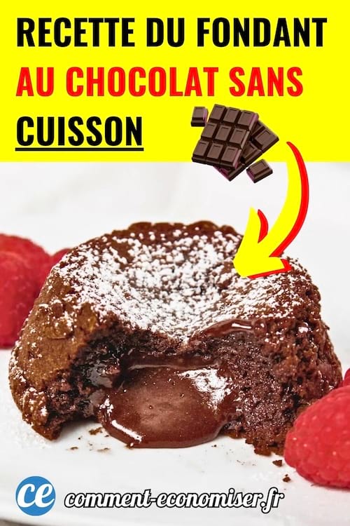 un fondant au chocolat avec le chocolat qui coule et des framboises