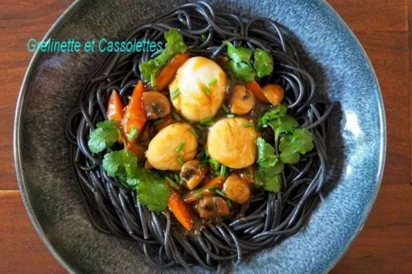 noix de saint-jacques et spaghettis à l'encre de seiche pour un plat original à Noël