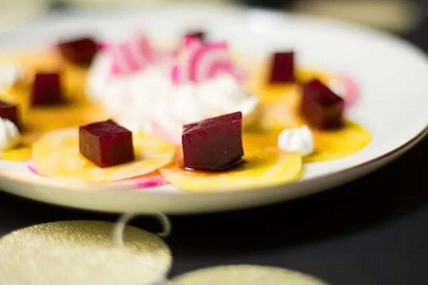 salade de betterave et mousse de fromage de chèvre