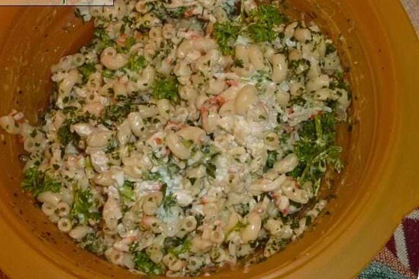 une salade de coquillette avec du crabe et des herbes