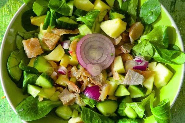 une salade de hareng fumé avec du concombre