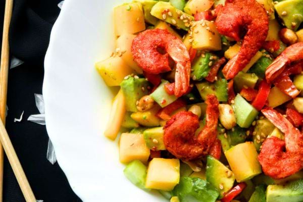 salade de Noël avec des crevettes, de la mangue et de l'avocat